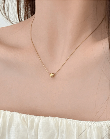 Elegant And Heart-Shaped Pendant Necklace