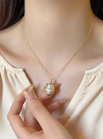 Elegant French Baroque Faux Pearl Pendant Necklace