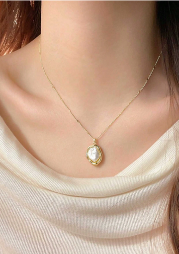 Elegant French Baroque Faux Pearl Pendant Necklace